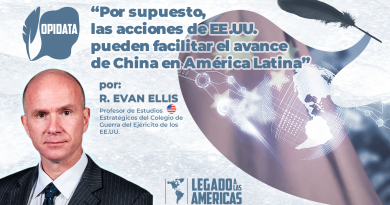 Flyer del artículo de R. Evan Ellis con el título "Por supuesto, las acciones de EE.UU. pueden facilitar el avance de China en América Latina", con su foto, el logo de Opidata, y una imagen estilizada del mapa de América Latina manejado por brazos robóticos con la bandera de China de fondo.