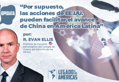 Flyer del artículo de R. Evan Ellis con el título "Por supuesto, las acciones de EE.UU. pueden facilitar el avance de China en América Latina", con su foto, el logo de Opidata, y una imagen estilizada del mapa de América Latina manejado por brazos robóticos con la bandera de China de fondo.