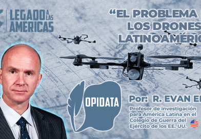 Imagen de un dron militar sobre un mapa de América Latina. Título: "El problema de los drones en América Latina", por Evan Ellis. Una alerta sobre el uso creciente de tecnología no tripulada por parte de grupos criminales en la región.
