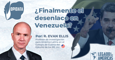 Retrato del presidente Nicolás Maduro con la bandera de Venezuela de fondo, y en primer plano el Dr. R. Evan Ellis, autor del artículo titulado “¿Finalmente el desenlace en Venezuela?”, analizando la situación política, militar y social del país.