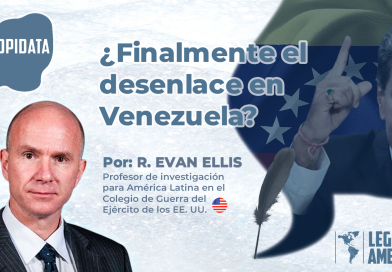 Retrato del presidente Nicolás Maduro con la bandera de Venezuela de fondo, y en primer plano el Dr. R. Evan Ellis, autor del artículo titulado “¿Finalmente el desenlace en Venezuela?”, analizando la situación política, militar y social del país.