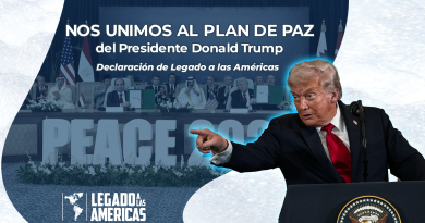 El expresidente Donald Trump durante la presentación de su plan de paz, con la palabra “PEACE” de fondo. Imagen representativa de la Declaración de Legado a las Américas en apoyo al plan de paz.
