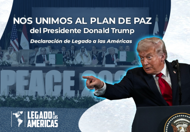 El expresidente Donald Trump durante la presentación de su plan de paz, con la palabra “PEACE” de fondo. Imagen representativa de la Declaración de Legado a las Américas en apoyo al plan de paz.
