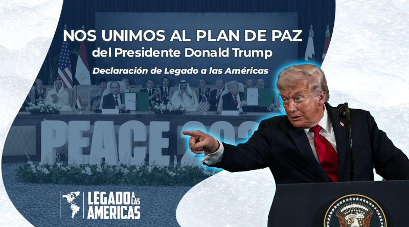 El expresidente Donald Trump durante la presentación de su plan de paz, con la palabra “PEACE” de fondo. Imagen representativa de la Declaración de Legado a las Américas en apoyo al plan de paz.