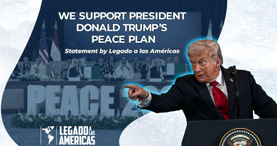 U.S. President Donald Trump presenting his peace plan, with the word “PEACE” in the background. Image representing the Statement by Legado a las Américas in support of the peace plan.
