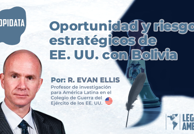R. Evan Ellis junto al título del artículo “Oportunidad y riesgos estratégicos de EE. UU. con Bolivia”, con piezas de ajedrez representando la competencia geopolítica en América Latina.
