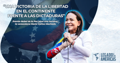 María Corina Machado habla ante una multitud con la bandera de Venezuela al fondo, gesto de compromiso por la libertad y la democracia.