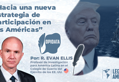 Retrato de R. Evan Ellis junto al título “Hacia una nueva estrategia de participación en las Américas”, con elementos visuales relacionados a diplomacia y seguridad hemisférica.