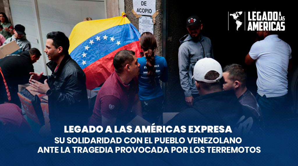 Personas reunidas en un centro de acopio con una bandera de Venezuela, junto al mensaje de solidaridad de Legado a las Américas ante la tragedia provocada por los terremotos.