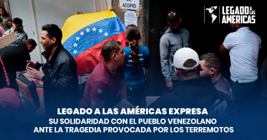 Personas reunidas en un centro de acopio con una bandera de Venezuela, junto al mensaje de solidaridad de Legado a las Américas ante la tragedia provocada por los terremotos.