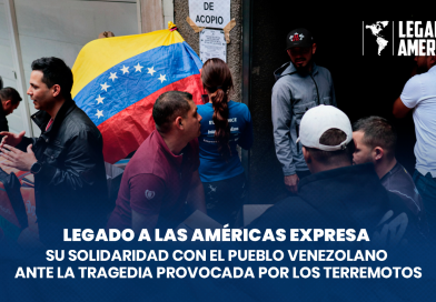 Personas reunidas en un centro de acopio con una bandera de Venezuela, junto al mensaje de solidaridad de Legado a las Américas ante la tragedia provocada por los terremotos.