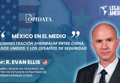Portada del artículo “México en el medio”, de R. Evan Ellis para Opidata y Legado a las Américas, con el retrato del autor y elementos alusivos a México, Estados Unidos, China, comercio y seguridad.